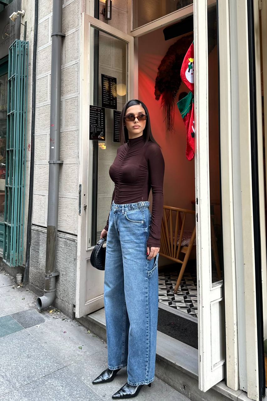 SIDE BUCKLE MOM JEANS