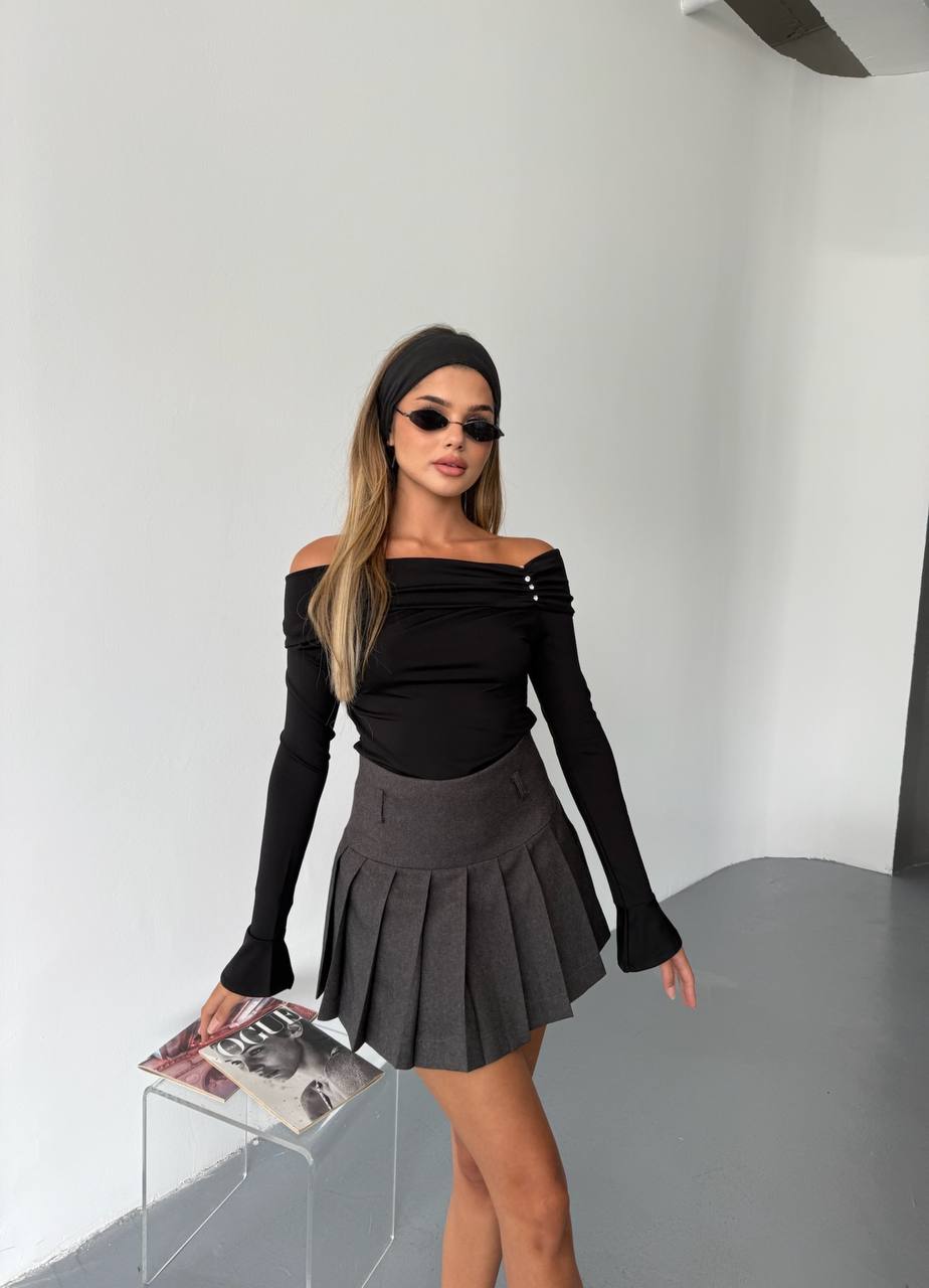 MADONNA OFF SHOULDER TOP